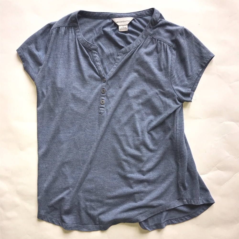 Soft v-neck cotton shirt sleeve top.